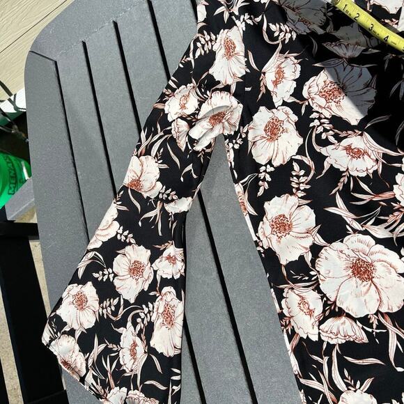 PEACH LOVE women’s blouse size M, with bell sleeves, black floral - Picture 11 of 11